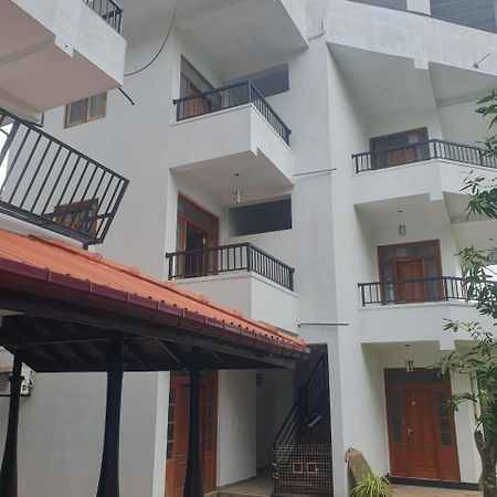 Ravi Place 乌纳瓦图纳 外观 照片
